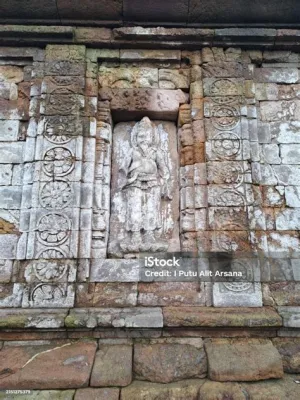 The Temple Guardian Sculpture: A Glimpse into 6th-Century Javanese Religious Beliefs and Exquisite Stone Carving Mastery!